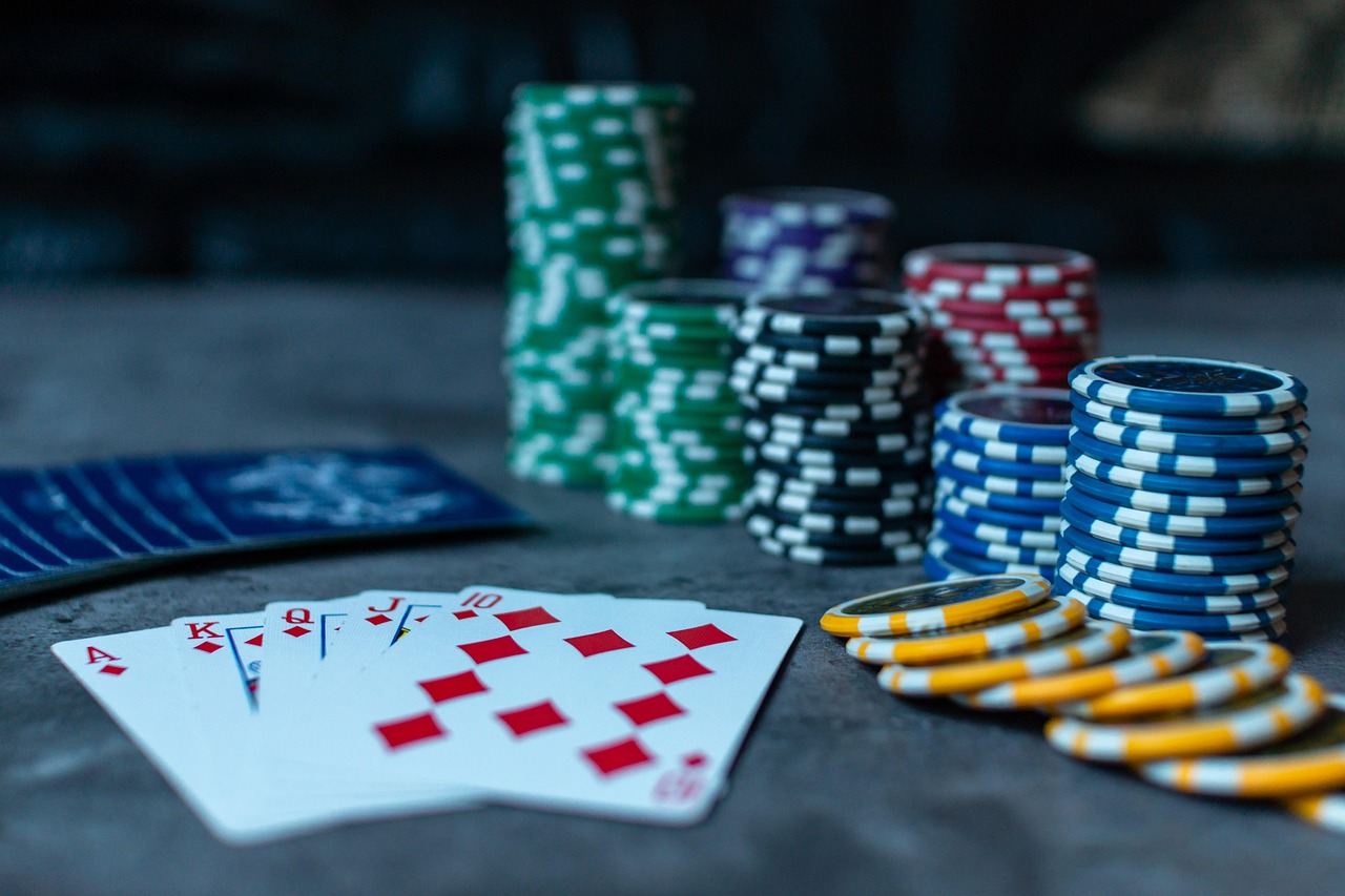  Image of 5 playing cards showing a full house and a stack of chips